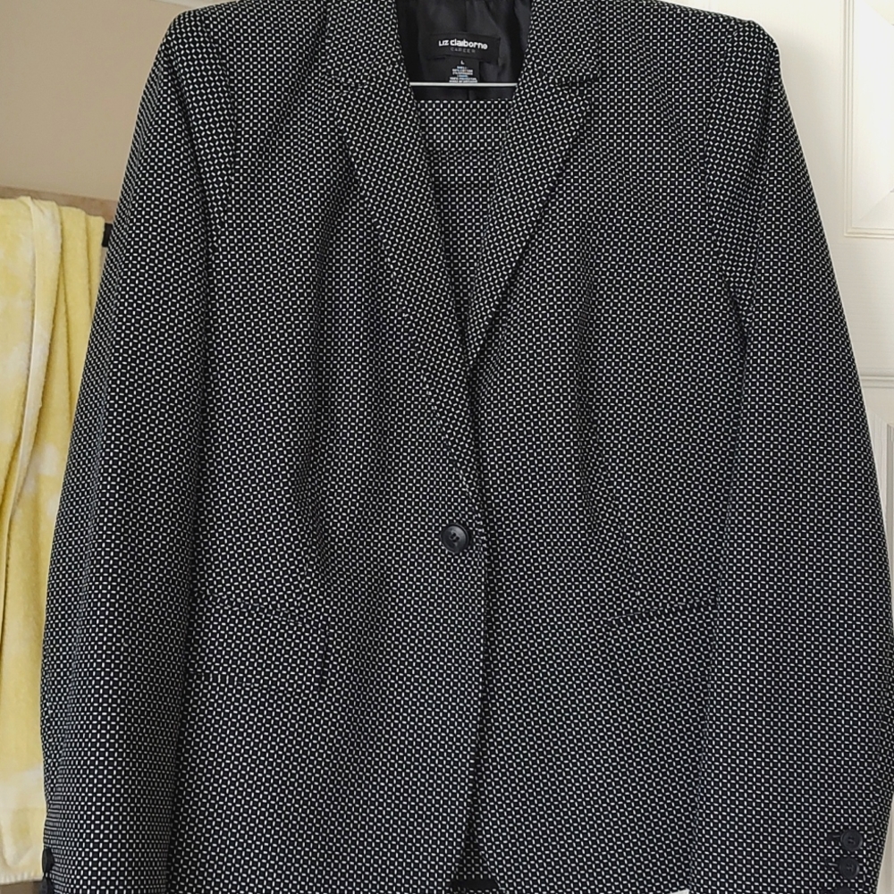 ***SUIT SALE***Liz Claiborne suit. Black and white all season
